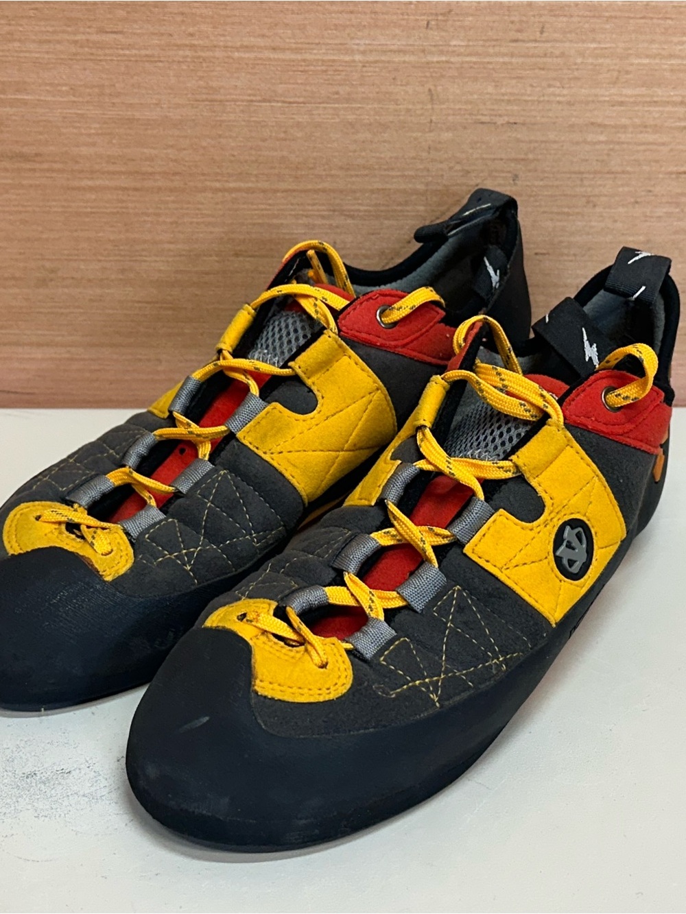 Evolv Trax XT-5 Rock Climbing Shoes Black Yellow Red Women's Size 10.5
